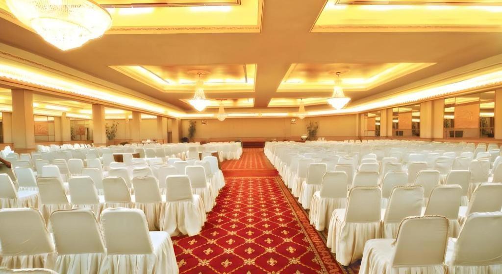 Danau Toba Hotel International Medan Dış mekan fotoğraf